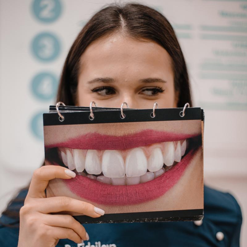 Улыбающийся специалист из команды «Фактор Альфа»